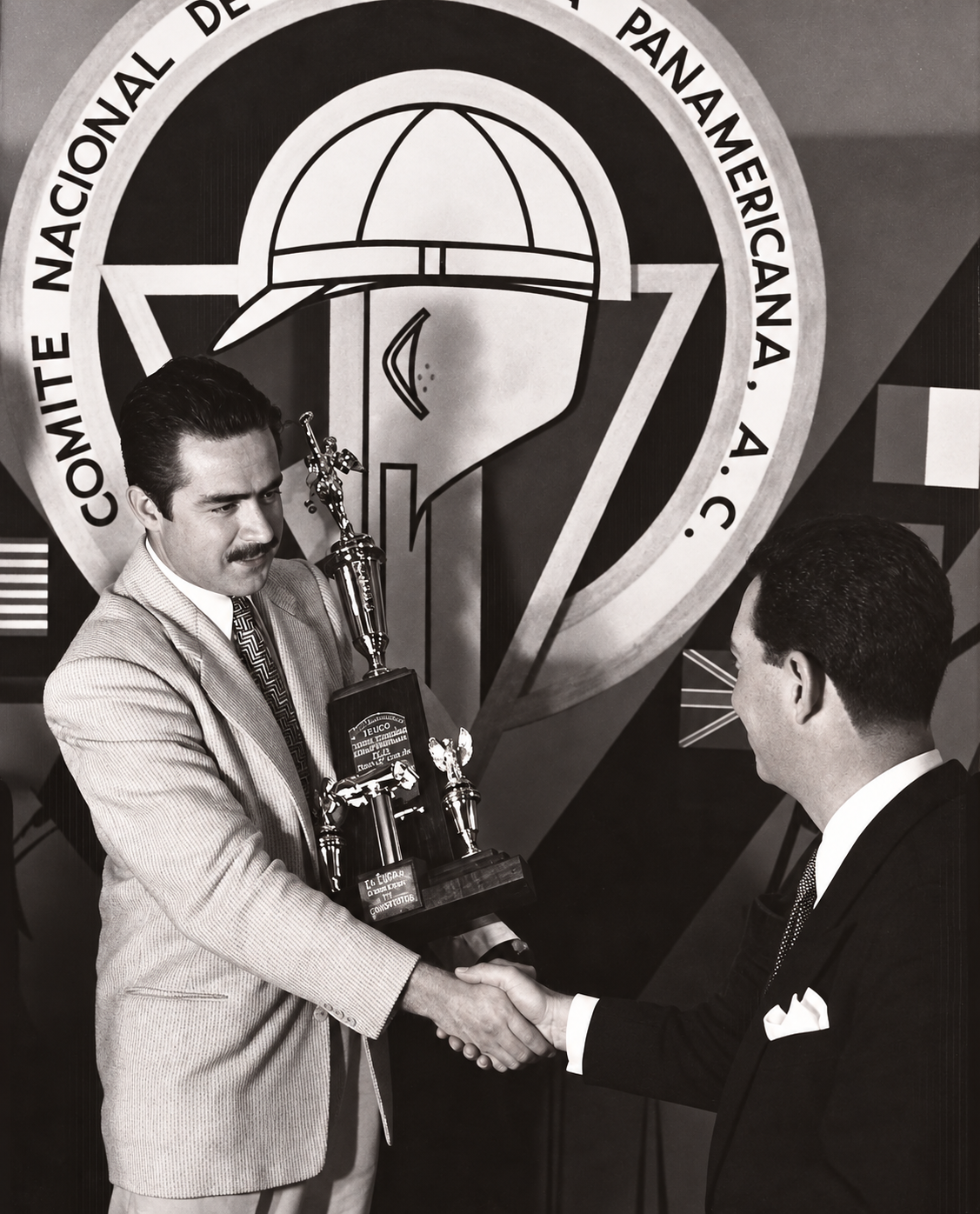 Don Félix Cerda Loza durante la entrega de un trofeo
