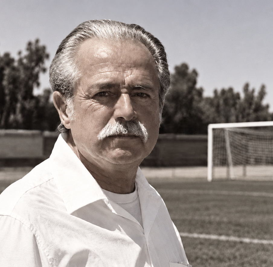Don Félix en un campo de fútbol
